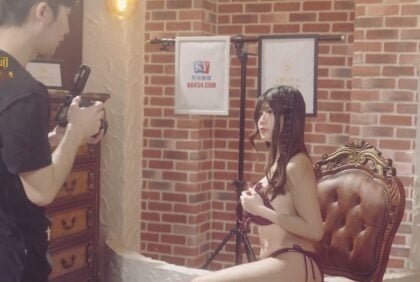 Сексуальная богиня соблазнила его, чтобы сделать сексуальную фотографию