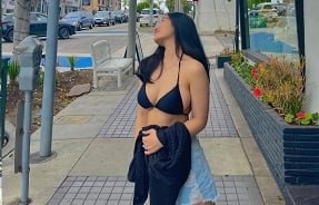 Слезы красивой девушки падают как дождь