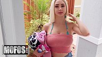 В видео Skylar Vox трахнет сексуальную девушку в черном нижнем белье.